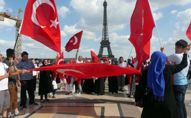 Paris’te Türkler’den FETÖ karşıtı gösteri