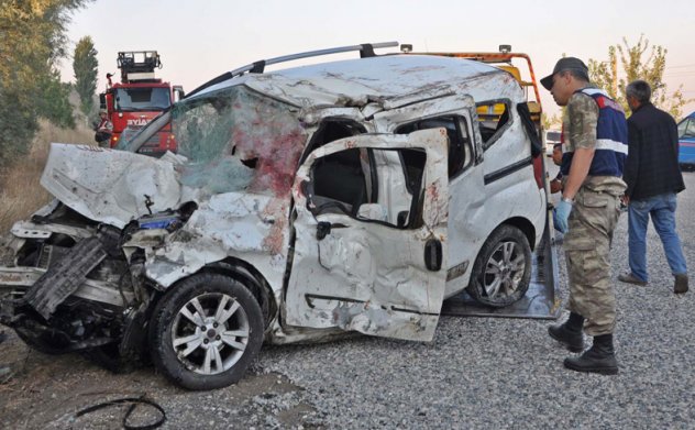 Yolcu otobüsüyle ticari araç çarpıştı: 7 ölü 10 yaralı
