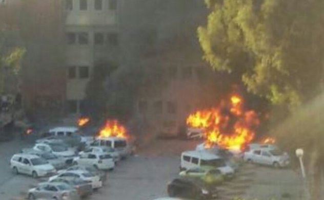 Adana Valiliği önünde patlama, İlk bilgiler: 2 ölü 16 yaralı