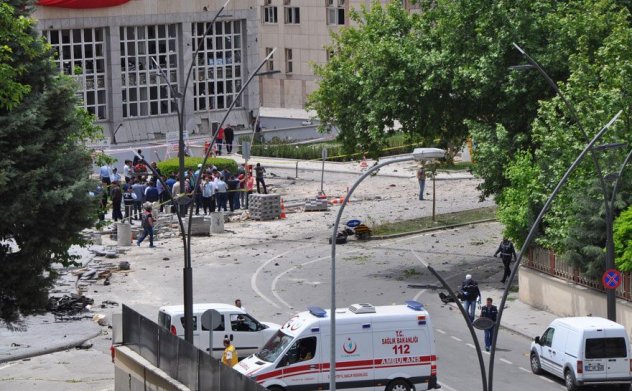 Gaziantep Emniyet Müdürlüğü'nde çatışma: Canlı bomba öldürüldü