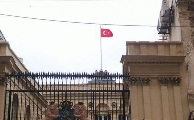 Taksim’deki Hollanda Konsolosluğu’na Türk bayrağı çekildi!