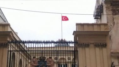 Taksim’deki Hollanda Konsolosluğu’na Türk bayrağı çekildi!