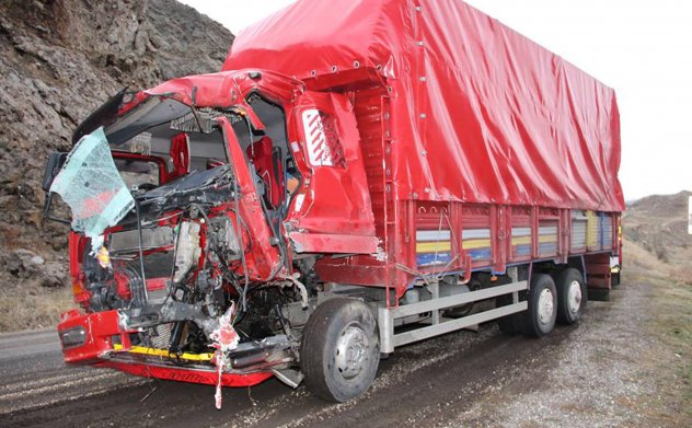 Erzurum'da feci kaza: İki kamyon kafa kafaya çarpıştı
