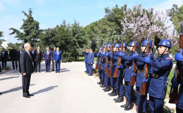 Kemal Kılıçdaroğlu'na Bandırma'da askeri karşılama