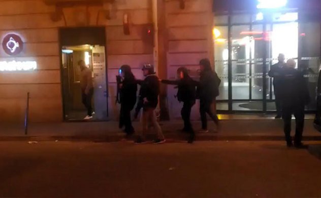 Paris'te polise kalaşnikoflu saldırı: 1 polis ve saldırgan öldü