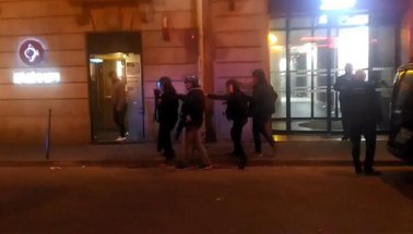 Paris'te polise kalaşnikoflu saldırı: 1 polis ve saldırgan öldü