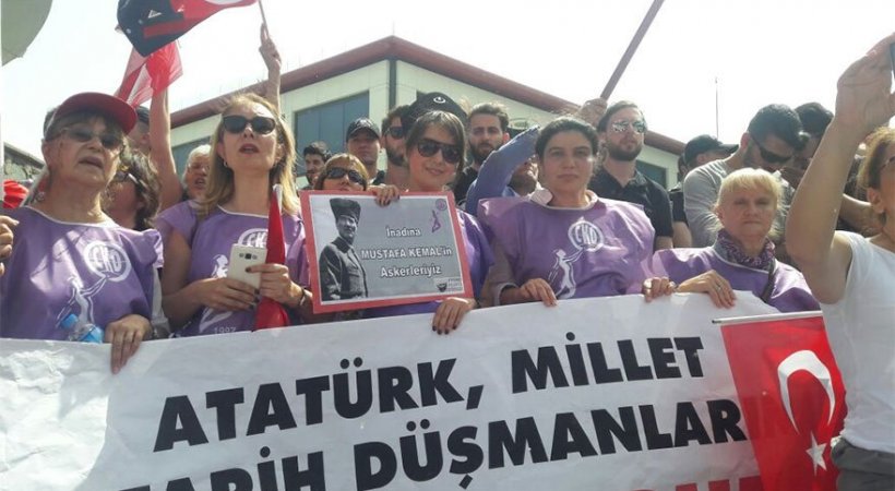 Tepkiler dinmiyor: Atatürk'e hakaret edilen TV Net kanalı önünde eylem