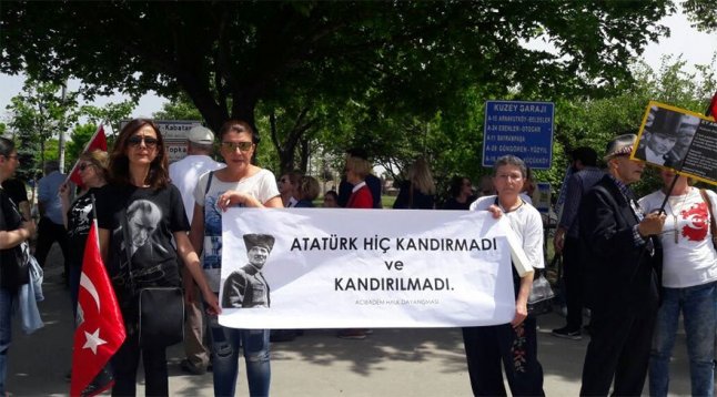 Tepkiler dinmiyor: Atatürk'e alçak yuvası TV Net kanalı önünde eylem