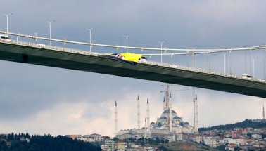 Saldırıya uğrayan Fenerbahçe Bayrağı yeniden dalgalanıyor