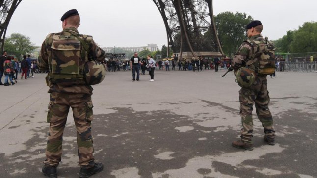 Paris'te bir araç askerlerin arasına daldı! Çok sayıda yaralı var