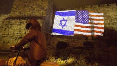 Skandal: Tarihi surlara ABD ve İsrail bayraklarını yansıtıldı!