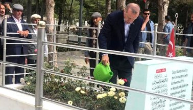 Erdoğan, Ömer Halisdemir'in Mezarını Ziyaret Etti