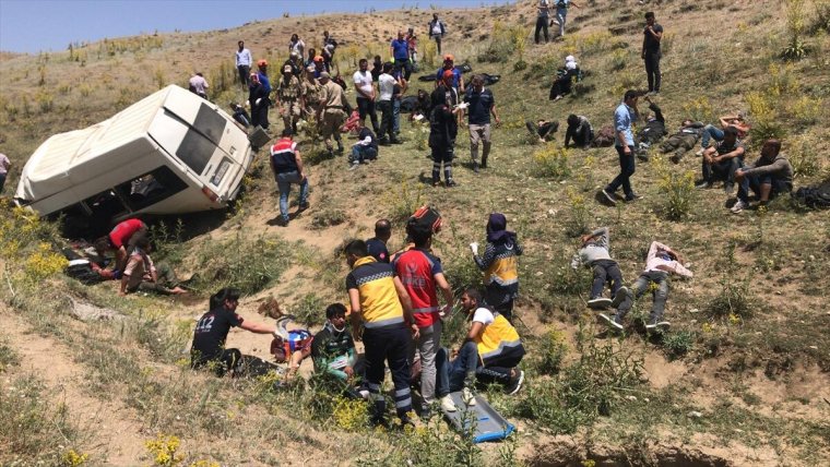 Van’da minibüs takla attı: En az 10 kişi hayatını kaybetti