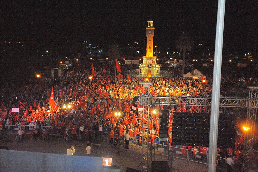 İzmir Konak Demokrasi Nöbeti