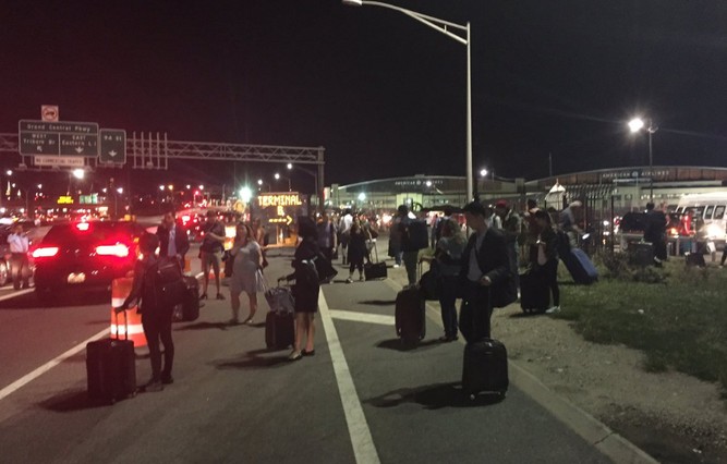 New York LaGuardia Havalimanı boşaltıldı