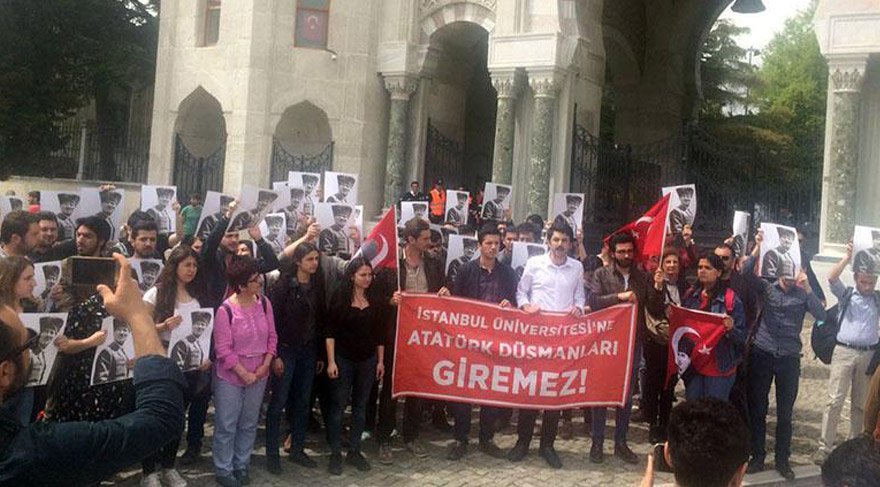 Mustafa Armağan Kovuldu. TGB'li gençler Atatürk düşmanı sözde hocayı protesto etti