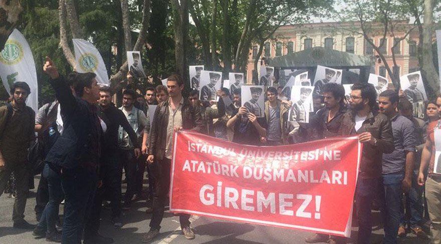İstanbul Üniversitesi TGB'li gençler Atatürk düşmanı sözde hocayı protesto etti