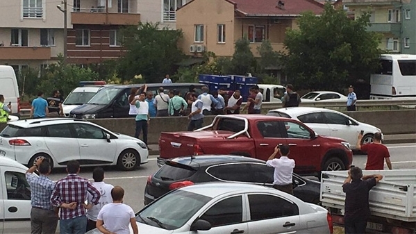 Teröristlerin kiraladıkları araç yakalandı Aracın AKP Bayrakları çıktı