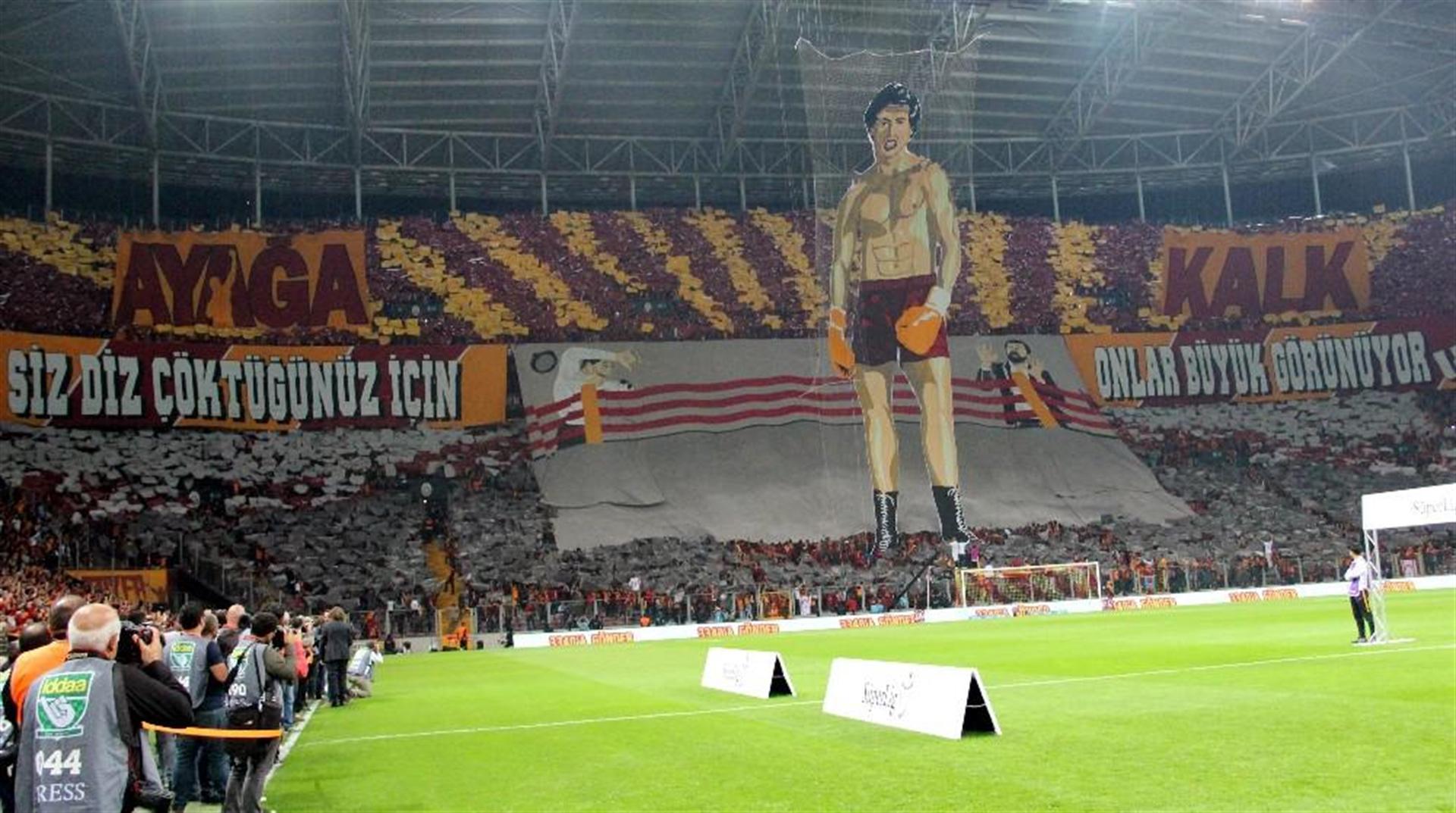 Galatasaray; Siz Diz Çöktüğünüz için onlar büyük görünüyor. Ayağa kalk