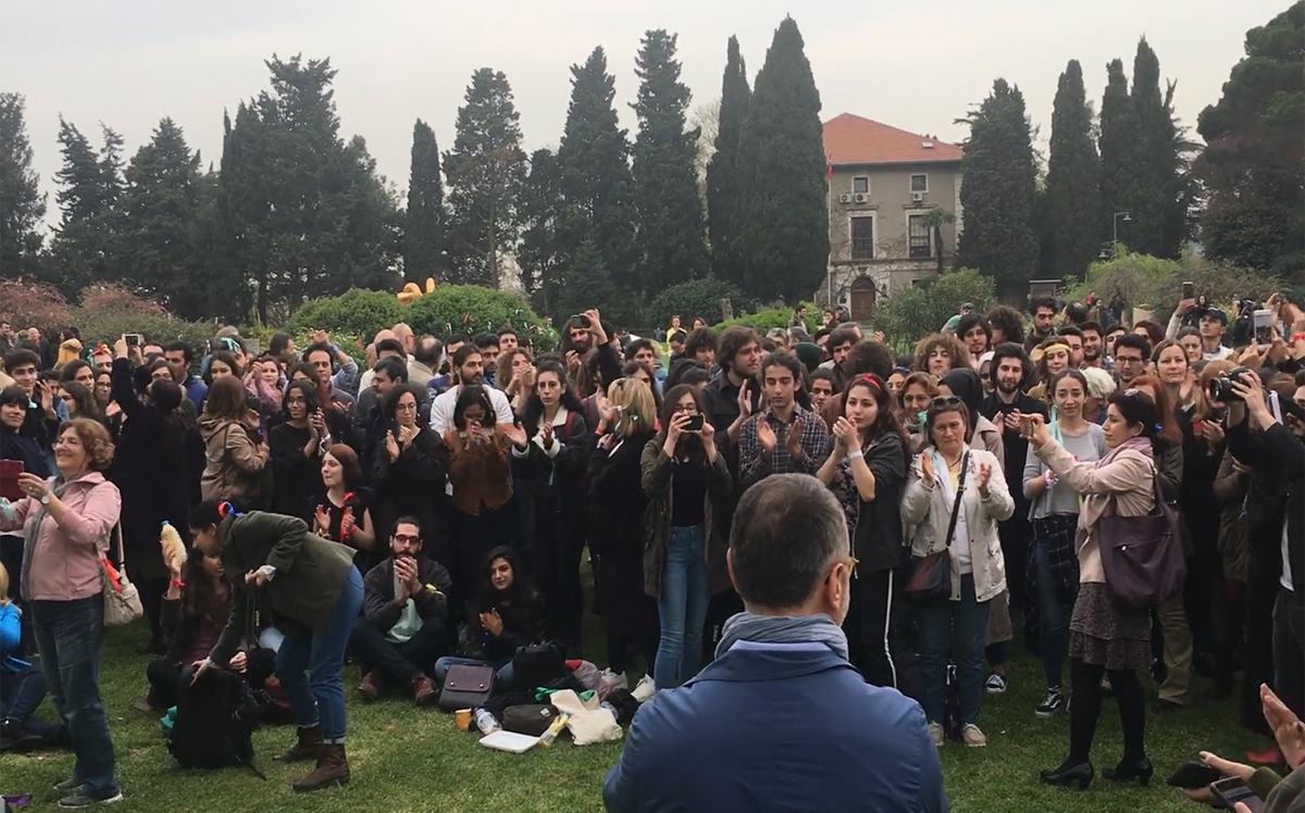 TUtuklanan ÜNiversite öğrencileirn setbest bırakılması için Türkiye'nin bir çok üniveristesinde protesto eylmeleir yapılmıştı