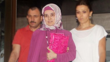 İlk türbanlı Rektör Ayşegül Jale Saraç tutuklandı