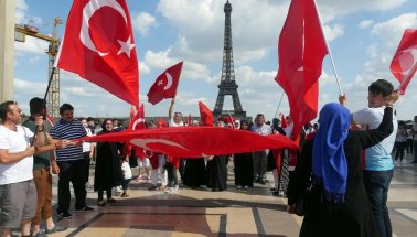 Paris’te Türkler’den FETÖ karşıtı gösteri