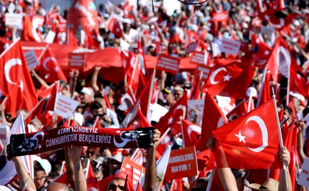 Milyonlar bugün tek yürek, Türk bayrağını alan geliyor