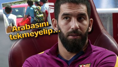 Barcelonalı taraftarlar Arda Turan'a küfür edip aracını tekmeledi