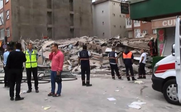 İstanbul Bağcılar’da 6 katlı bina çöktü. Yaşlı bir amca kalıyordu!