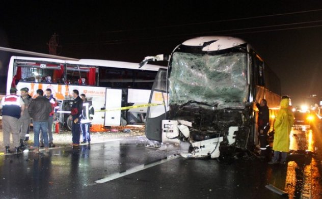 İki yolcu otobüsü kafa kafaya çarpıştı: 68 yaralı