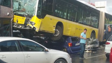 Metrobüs kazası, 10 yaralı. Şoföre şemsiye ve tekmeli saldırı