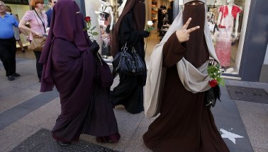 Almanya'da çarşaf, peçe ve burga yasaklanıyor