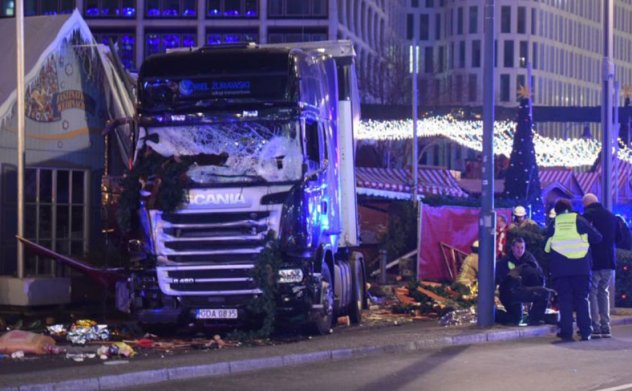 Berlin'de TIR Noel pazarına daldı: 12 ölü 50'den fazla yaralı