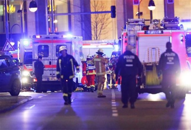 Berlin'de TIR Noel pazarına daldı: En az 9 ölü 50'den fazla yaralı
