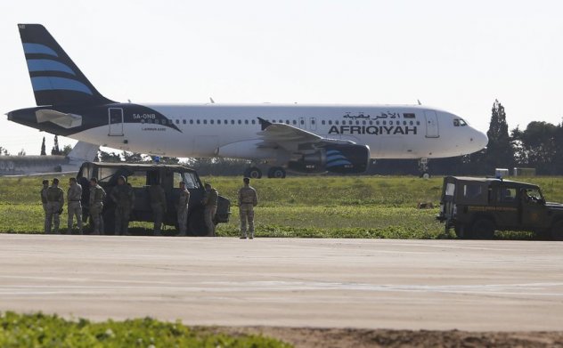 Son dakika: Libya uçağı 118 yolcusuyla kaçırıldı: Korkunç tehdit