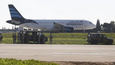 Son dakika: Libya uçağı 118 yolcusuyla kaçırıldı: Korkunç tehdit