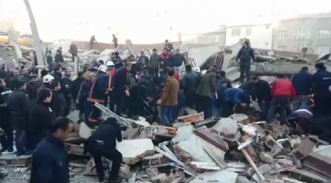 Zeytinburnu'nda 56 daireli bina çöktü, 2 ölü 17 yaralı