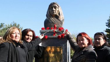 Vandallar, Tüm Türkiye'nin Annesi Zübeyde Hanım'a saldırdı!