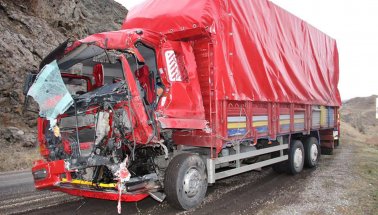 Erzurum'da feci kaza: İki kamyon kafa kafaya çarpıştı
