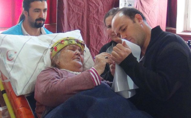 81 yaşındaki Gülayşe nine sedyede vatandaşlık görevini yaptı