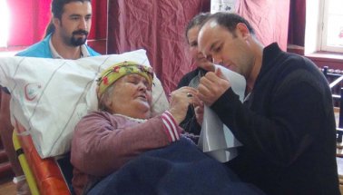 81 yaşındaki Gülayşe nine sedyede vatandaşlık görevini yaptı