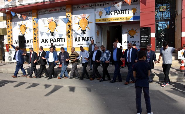 Yüzde 81.26 'hayır' çıkan Cizre'de AKP kutlama yaptı