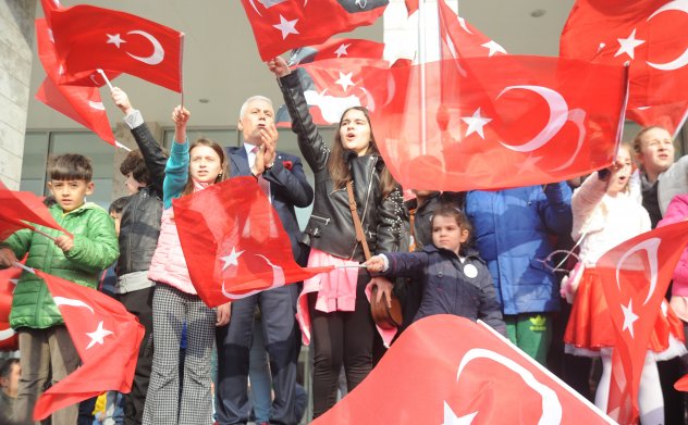 Bursa'da Coşkulu 23 Nisan yürüyüşüne 5 bin kişi katıldı