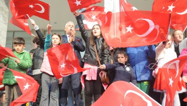 Bursa'da Coşkulu 23 Nisan yürüyüşüne 5 bin kişi katıldı
