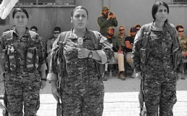ABD'li askerler YPG'li teröristlerin yemin töreninde!