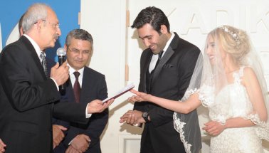 Kılıçdaroğlu, Gezi Olayları'nda yaralanan Hülya Arslan'ın nikah şahitliğini yaptı