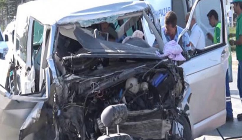 Feci kaza: Minibüs TIR'a çarptı: 2 ölü, 7 yaralı