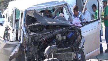 Feci kaza: Minibüs TIR'a çarptı: 2 ölü, 7 yaralı
