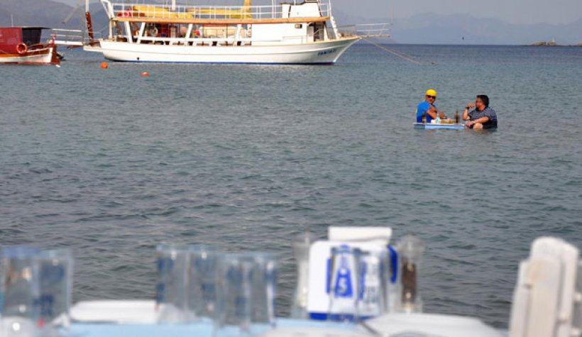 Muğla'da deniz ortasında rakı balık keyfi