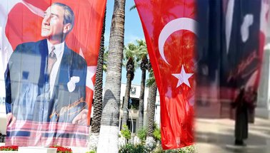 Yaşlı teyze dev Atatürk afişini öpmeye doyamadı
